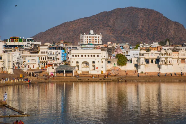 Pohled na město Pushkar, Rajasthan, Indie. Odrazem ve vodě. Krásné jezero. — Stock fotografie