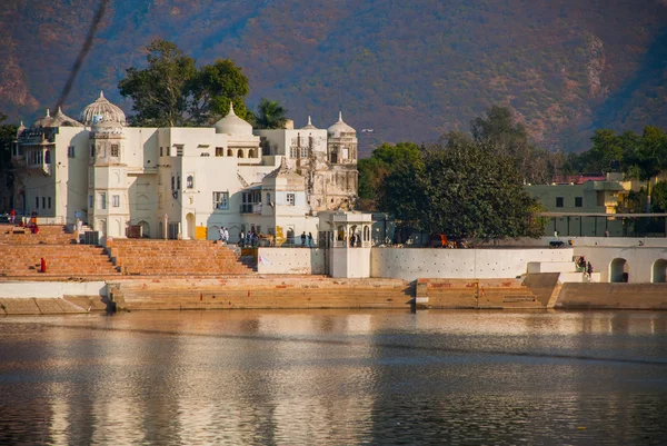 Pohled na město Pushkar, Rajasthan, Indie. Odrazem ve vodě. Krásné jezero. — Stock fotografie