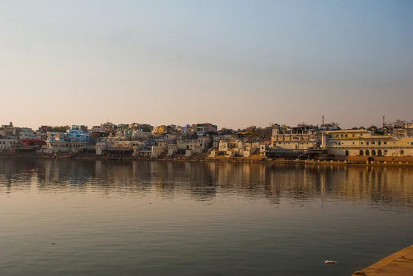 Pushkar. Indie. Domy odbicie w wodzie. Piękne jezioro. — Zdjęcie stockowe