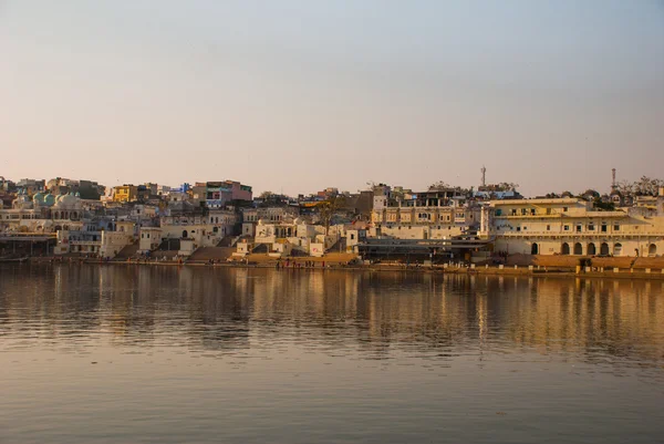 Pushkar. Ινδία. Σπίτια αντανακλάται στο νερό. Μια πανέμορφη λίμνη. — Φωτογραφία Αρχείου