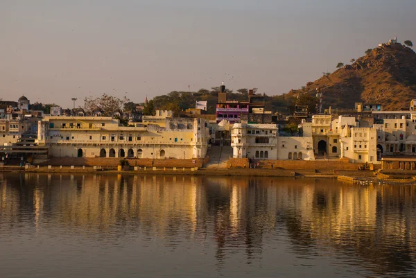 Pushkar. India. Casas reflejadas en el agua. Un hermoso lago . —  Fotos de Stock