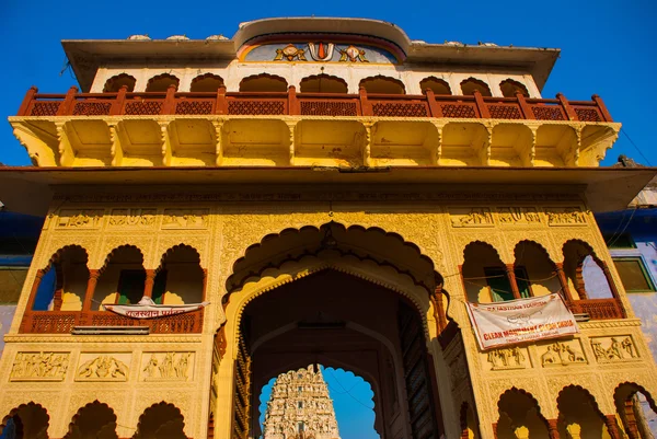 Hindoe tempel. De ingang poort. Pushkar. India. — Stockfoto