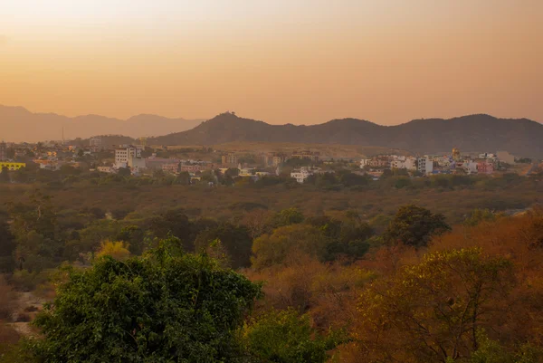 Pushkar şehir, Rajasthan, Hindistan görünümünü. Günbatımı. — Stok fotoğraf