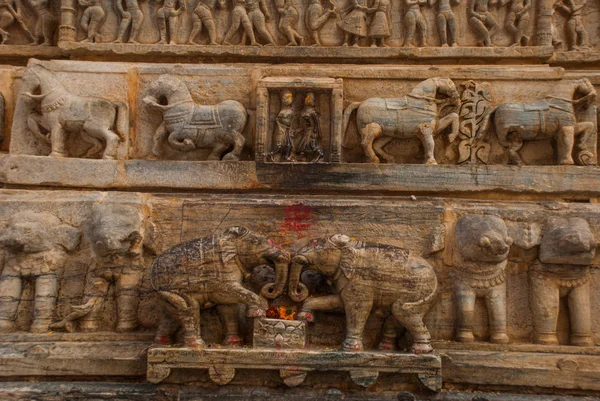 Gégény Mandir Temple. Udaipur, India. Töredékek a falak. A képek az elefántok. — Stock Fotó