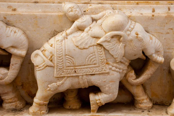 Świątyni. Udaipur, Indie. Fragmenty murów. Obrazy słonie. — Zdjęcie stockowe