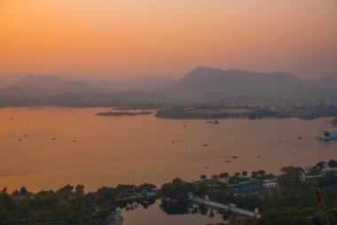 Şehir görüntüsü. Gün batımı. Udaipur, Hindistan.