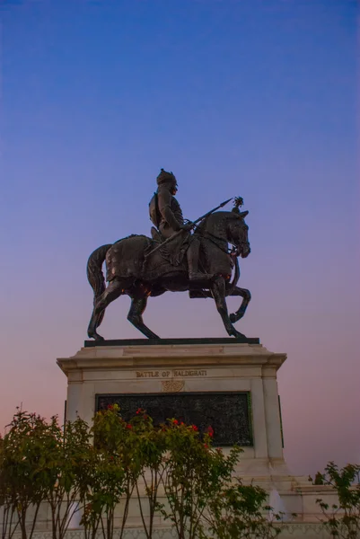 Udaipur, India. Estatua de bronce de tamaño natural de Maharana Pratap . — Foto de Stock