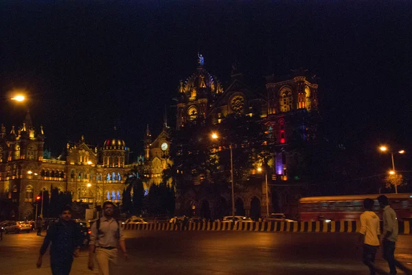 Chhatrapati shivaji terminus ehemals victoria terminus in mumbai, indien. Nacht. — Stockfoto