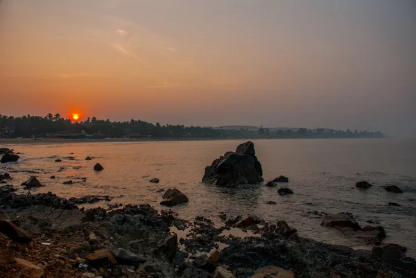 Praia de Arambol, estado de Goa, Índia. Pôr do sol . — Fotografia de Stock