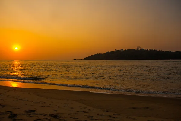 Tramonto sul mare. Stato di Goa, India . — Foto Stock