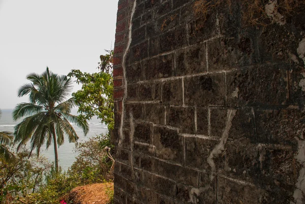 Fort Tiracol. Muur van het fort. Goa. India — Stockfoto