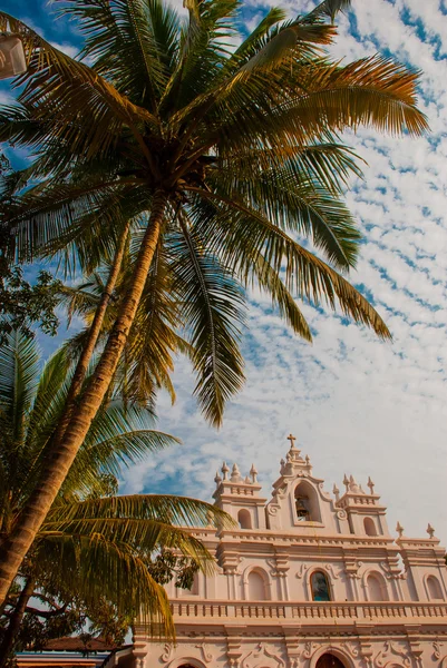 Świątynia w Goa. Kościół Matki Bożej z góry Karmel. Arambol. Indie. — Zdjęcie stockowe
