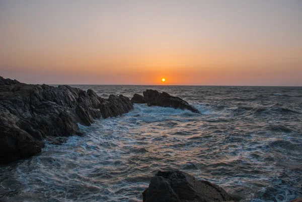 Klippor och hav vid solnedgången. Gokarna. Karnataka, Indien — Stockfoto