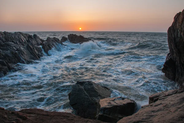 Klippor och hav vid solnedgången. Gokarna. Karnataka, Indien — Stockfoto