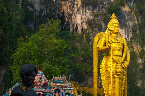 バツー洞窟、金の像主 Murugan。クアラルンプール、マレーシア. — ストック写真
