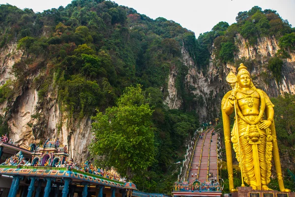 Batu Caves, Zlatá socha Lorda Murugan. Kuala Lumpur, Malajsie. — Stock fotografie