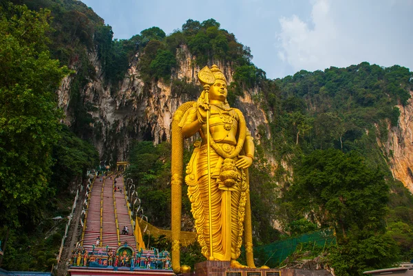 Batu Caves, Zlatá socha Lorda Murugan. Kuala Lumpur, Malajsie. — Stock fotografie