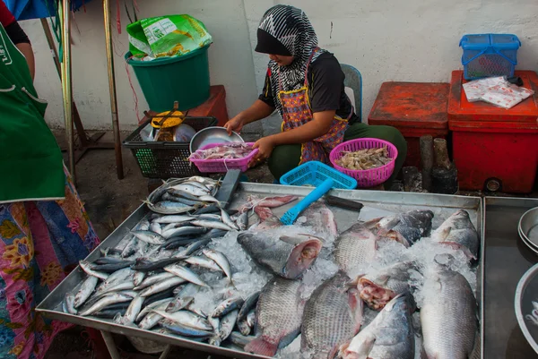 Mercado. A vendedora de peixe. Hatyai. Tailândia . — Fotografia de Stock