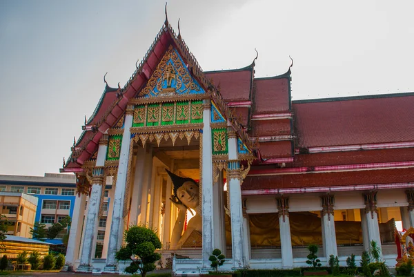 En enorm liggande Buddha. Hatyai. Thailand. — Stockfoto