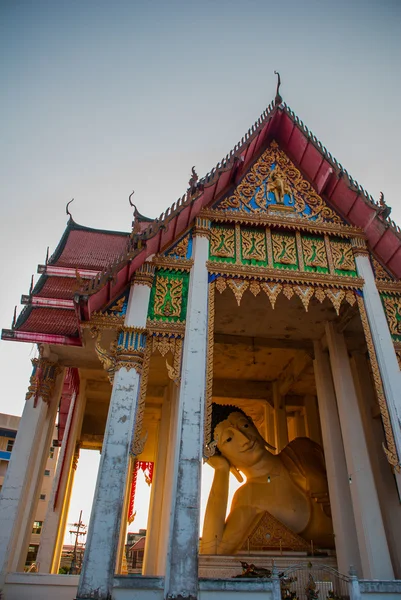 Un gran Buda reclinado. Hatyai. Tailandia . — Foto de Stock