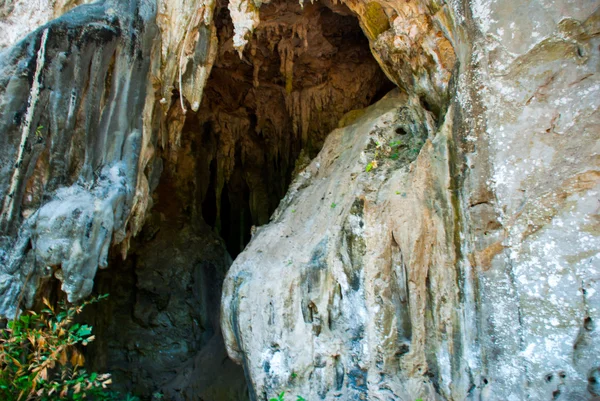 La cueva en la península de Railay. Krabi, Tailandia . — Foto de Stock