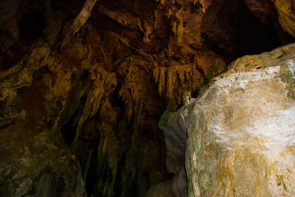 La cueva en la península de Railay. Krabi, Tailandia . — Foto de Stock