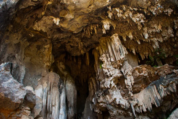 The cave on the Railay Peninsula. Krabi, Thailand. — Stock Photo, Image