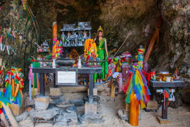 Phra Nang mağara phalluses. Railay Yarımadası. Krabi, Tayland.