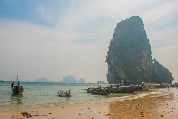 Drewniane łodzie. Rock. Półwyspie Railay. Krabi, Tajlandia. — Zdjęcie stockowe