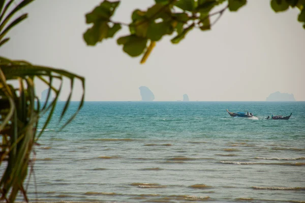 Il mare e la roccia in lontananza. Krabi, Ao Nang, Thailandia . — Foto Stock