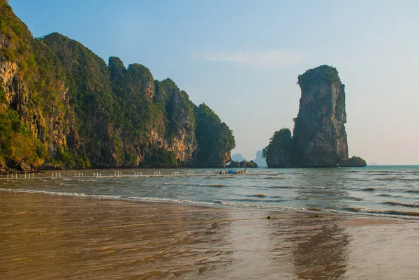 Piękna plaża. Morze. Rock. Krabi, Ao Nang, Tajlandia. — Zdjęcie stockowe