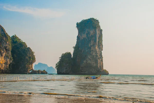 Morze. Rock. Krabi, Ao Nang, Tajlandia. — Zdjęcie stockowe