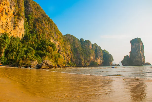 Piękna plaża. Morze. Rock. Krabi, Ao Nang, Tajlandia. — Zdjęcie stockowe