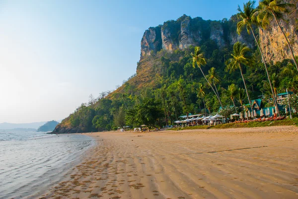 Belle plage. La mer. Du rock. Krabi, Ao Nang, Thaïlande . — Photo