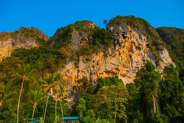 Rock. Krabi, Ao Nang, Tajlandia. — Zdjęcie stockowe