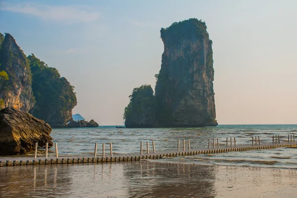 Morze. Rock. Krabi, Ao Nang, Tajlandia. — Zdjęcie stockowe
