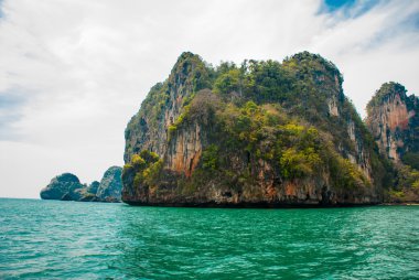 Güzel ada ve kayalar. Krabi, Tayland.