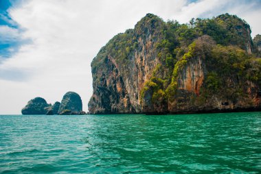 Güzel ada ve kayalar. Krabi, Tayland.