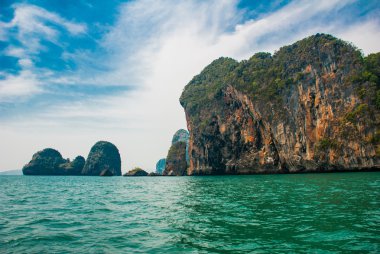 Güzel ada ve kayalar. Krabi, Tayland.