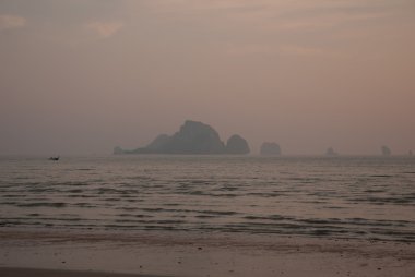 Akşam alacakaranlık. Krabi, Ao Nang, Tayland.