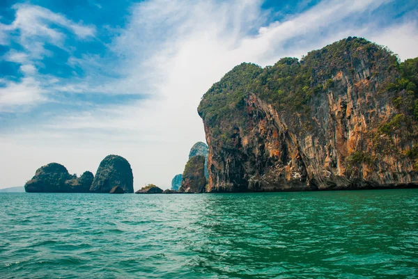 Piękna wyspa i skał. Krabi, Tajlandia. — Zdjęcie stockowe