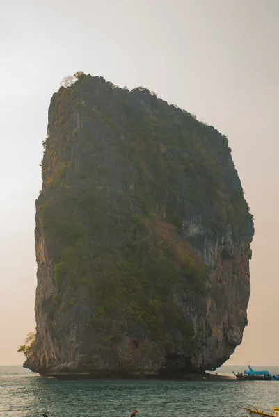 Long tail boat on tropical beach with limestone rock. Sunset, island Taming. Krabi, Thailand. — Stock Photo, Image