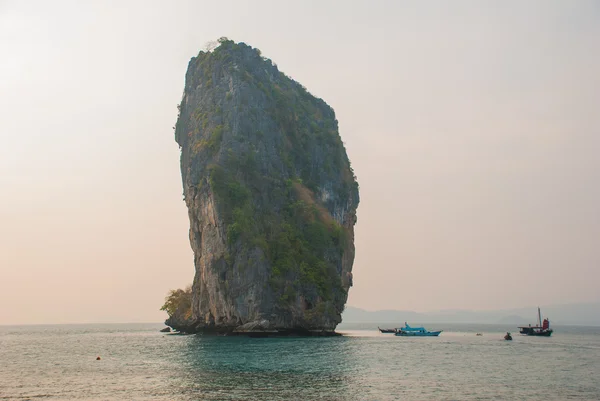 Длинная хвостовая лодка на пляже с известняковыми скалами. Закат, укрощение острова. Фабби, Таиланд . — стоковое фото