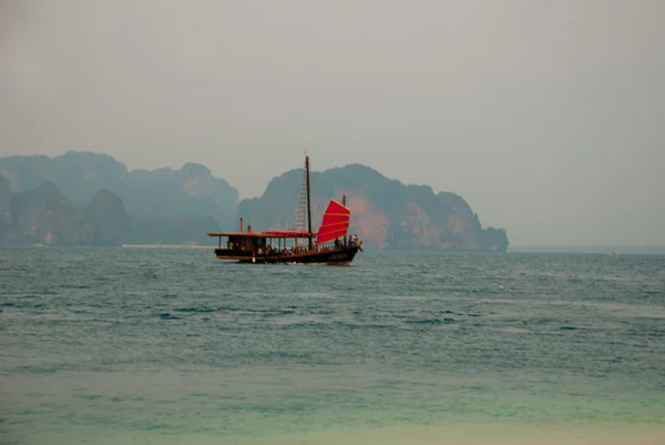 Lång svans båt på tropisk strand kalksten, krabi, thailand — Stockfoto