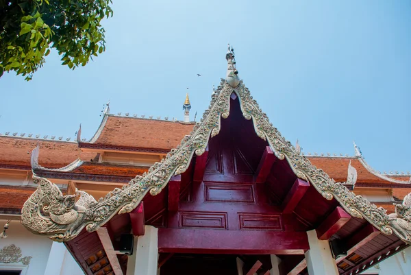 Um fragmento de decoração de um templo budista. Templo da Tailândia. Chiangmai. . — Fotografia de Stock