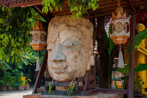 Skulpturen av huvudet. Thailand tempel. Chiangmai. — Stockfoto