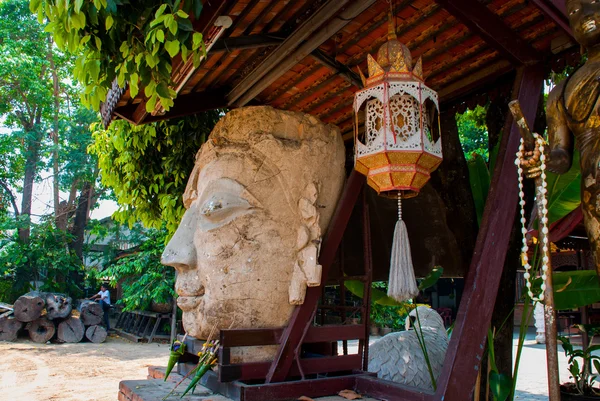 ヘッドの彫刻。タイのお寺。チェンマイ. — ストック写真