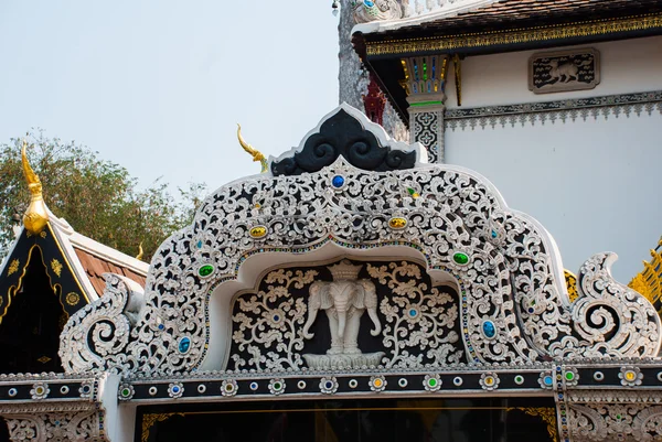 Thailand Temple. A fragment of decor of a Buddhist temple. Chiangmai. — Stock Photo, Image