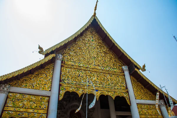 Templo da Tailândia. Um fragmento de decoração de um templo budista. Chiangmai. . — Fotografia de Stock