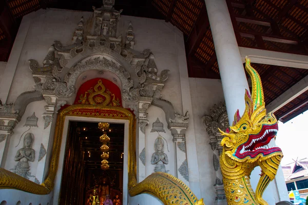 Sculpture. Dragon.Thailand. Chiangmai. — Stock Photo, Image